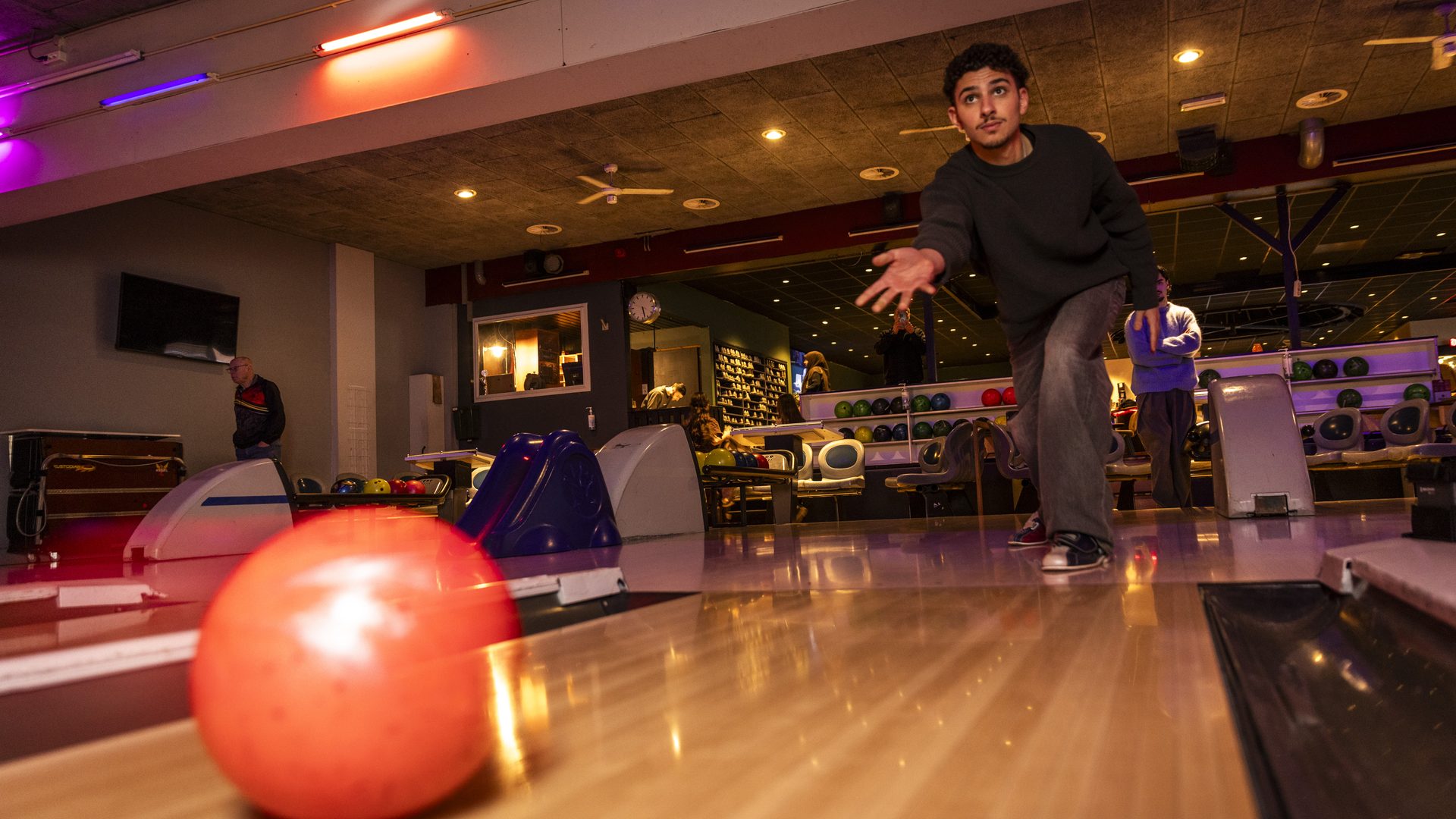 Bowler gooit een bal op de banen van Oscar's Bowling & Pool in Zaandam